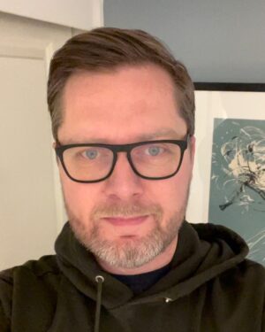 Lasse Rimmer Instagram - Under coronanedlukninger faldt mit humør og min sundhed lige så stejlt som vægten steg. I januar 2020 var jeg lige oppe at kysse 100 kilo. Swipe for fotobevis, hvis du tør.

For ti måneder siden begyndte jeg at gå lange ture hver dag, og for to måneder siden besluttede jeg at blive stærkere og sundere med et intenst træningsforløb på to måneder for små hold af voksne mænd i et privat træningscenter i det nordlige København.

De kalder forløbet for @ditcomeback. Og det er det helt forkerte navn. I hvert fald for mig. For jeg har aldrig været sundere eller stærkere, end jeg er blevet efter de to måneder sluttede i går. Eller gladere. Tæl lige gladere med, for det er klart det vigtigste resultat.

Nu fortsætter jeg. Det var ikke to måneders ræs mod mållinjen. Det var to måneders arbejde mod at blive klar til en ny begyndelse.