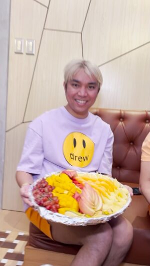 Lassy Marquez Instagram - Tamang foodtrip ulit tayo na mas pinakulit pa ng iba’t-ibang snack boards habang ka-snackulitan ang Royal®️! 

Sa mga ka-GenKulit namin diyan, gawing extra makulit ang inyong snack bonding experience kasama ang barkada with Royal®️! 

#RoyalGenerationKulit
#RoyalKaSnackulitan
#IlabasAngKulit