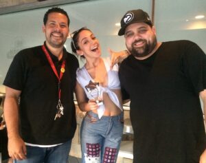 Laura Aleman Instagram - No puedo creer que han pasado 9 años de haber tomado esta foto. Este día me entregaron uno de los premios que ganamos. Este es mi Dream Team. @elijahali2.0 me escribió un día y me dijo que le encantaría que leyera un corto que estaba desarrollando con @cjlozada titulada El Gran Elefante. Después de leer esta pieza, dije que si inmediatamente. Fue sin duda alguna, una de las mejores experiencias que he tenido en mi carrera. Tuve el privilegio de hacer este corto con amistades que amo y admiro.  Hicimos un proyecto que llegó hasta Cannes, Cinefiesta, entre otros muchos festivales. Ganamos múltiples premios, entre ellos 4 por Mejor Actriz. Tuvimos una distribución sin igual y celebramos en grande el fruto del amor que le invertimos a esta producción. Esta fue la primera de 3 producciones que hicimos en equipo. No veo la hora de volver a crear con este combete. @elijahali2.0 @cjlozada @yoannasanchez @mustafita #stephanierivera @oscarhguerrero @cristal_garamendi @robert_pena_mateo #ralfyfigueroa #galvi , gracias por la complicidad y el buen arte 🤍

I can’t believe it’s been 9 years since we took this photo. This day they gave me one of the prizes we won. This is my Dream Team. @elijahali2.0 wrote to me one day and told me that he would love for me to read a short film he was developing with @cjlozada titled The Great Elephant. After reading this piece, I said yes immediately. It was without a doubt, one of the best experiences I have had in my career. I had the privilege of making this short film with friends that I love and admire. We did a project that reached Cannes, Cinefiesta, among many other festivals. We won multiple awards, including 4 for Best Actress. We had an unparalleled distribution and we greatly celebrated the fruit of the love we invested in this production. This was the first of 3 productions we did as a team. I can’t wait to create again with this family. @elijahali2.0 @cjlozada @yoannasanchez @mustafita #stephanierivera @oscarhguerrero @ cristal_garamendi @robert_pena_mateo #ralfyfigueroa #galvi, thanks for the complicity and good art 🤍.