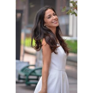 Laura Aleman Instagram - Mirando esta foto, es sorprendente pensar que alguna vez me percibí sobrepeso debido a los constantes estándares de la industria y la presión de ser delgada para tener éxito. He aprendido lentamente a amar mi cuerpo en todas sus formas y tamaños. Aceptemos compasivamente nuestro proceso— cada versión de ti merece ser amadx. 💖

 Looking back at this picture, it’s surprising to think I once saw myself as overweight due to the constant industry standards and pressure to be thin in order to succeed. I’ve slowly learned to love my body in all its shapes and sizes. Let us embrace our journey—every version of you is worth loving. 💖

📸 by my dear friend @richruiz