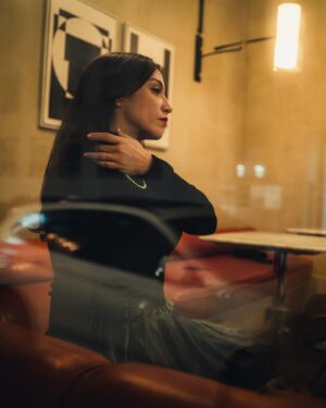 Laura Aleman Instagram - Tomarse un descanso de publicar en las redes sociales no es un fracaso; es una forma de vivir el presente. 🌿 Abracemos los momentos que suceden fuera de la pantalla de nuestros celulares y sumerjámonos en las experiencias que nos hacen humanos. Es esencial mantenernos comprometides con nuestras metas y esforzarnos por tener éxito profesional, pero no olvidemos priorizar las conexiones reales y el autocuidado. Recuerda, nuestro valor no se mide por nuestra presencia en línea, sino por nuestro bienestar y autenticidad. Seamos ejemplo consciente para las futuras generaciones ✨. 

Taking a break from posting on social media isn’t a failure; it’s a way to live in the present. 🌿 Let us embrace the moments that happen off our phone screens and immerse ourselves in the experiences that make us human. It’s essential to stay committed to our goals and strive for professional success, but let’s not forget to prioritize real connections and self-care. Remember, our worth isn’t measured by our online presence but by our well-being and authenticity. Let’s be a mindful example for future generations ✨.

📸 by my talented love @calebspillyards @calebspillsphotos 
📍 @lockehotels #munich