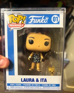 Laura Aleman Instagram - Este fue el regalo de cumpleaños que mi hermano me hizo. No saben lo que significa para mi. Quien me conoce, sabe que lloré como niña de 5 años. 

Mi hermano Elliot @captaineeeehhh y yo, aunque nos amamos mucho, no hablamos tanto como quisiera que habláramos. Y aunque poco conversemos, siempre estamos presente al segundo que necesitamos estarlo para apoyarnos mutuamente. 

Este mes pasado fue duro para nosotros como familia. No pude celebrar mi cumpleaños, pues estábamos manejando la transformación de mi tía. Cuando ya había olvidado mi cumpleaños del todo, mi hermano me envió esta foto. 

La vida es efímera y a veces en el caos de la vida, olvidamos sacar tiempo y energía para conectar con quienes más amamos y dar gracias por las cosas que son importantes. 

Gracias @captaineeeehhh por estar ahí y ser el mejor hermano que pueda pedirle a la vida. Gracias por existir y amarme tan bien. Ojalá podamos compartir pronto. Te amo
