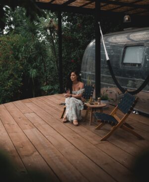 Laura Aleman Instagram - En medio del caos de la vida, no olvides dar pausa y abrazar a quienes están ahí cuando más lo necesitas. 🌟💖 Porque al final, no recordaremos la prisa, sino los momentos compartidos con quienes amamos. ✨

Amidst life’s chaos, don’t forget to hit pause and embrace the ones who are there when you need it the most. 🌟💖 Because in the end, it’s not the hustle we’ll remember, but the moments shared with those we love. ✨

📸 @calebspillyards @calebspillsphotos 
📍 @finca_victoria