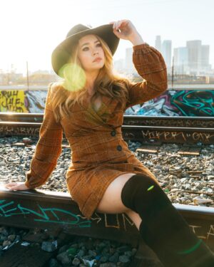 Laura Ashley Samuels Instagram - Here I am again plugging my favorite guy @cbenoitphoto ! Hit him up for headshots, photos, all the stuff. He is a gem! Also let’s NEVER forget @alyssanwonderland for make up and @hairlordgoldbae for luscious locks 😘