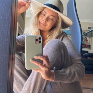 Laura Ashley Samuels Instagram - I just haven’t posted since Halloween so here’s a pic so y’all know I’m alive. Just in case u couldn’t hear me.