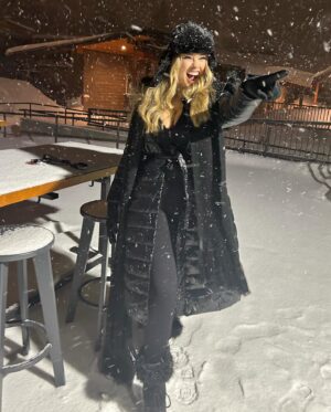 Laura Ashley Samuels Instagram - Couldn’t choose! Every picture is fantastic in the snow apparently