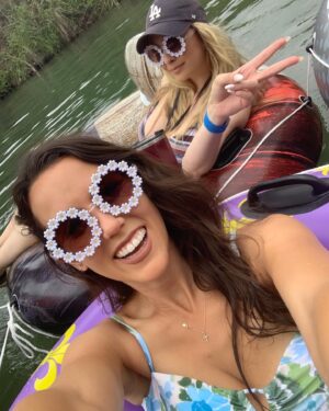 Laura Ashley Samuels Instagram - Floating the River with my sissy lions 🦁 I’m shocked that as a Texan, I haven’t done this before??? Because it’s freakin awesome.