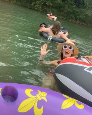 Laura Ashley Samuels Instagram - Floating the River with my sissy lions 🦁 I’m shocked that as a Texan, I haven’t done this before??? Because it’s freakin awesome.