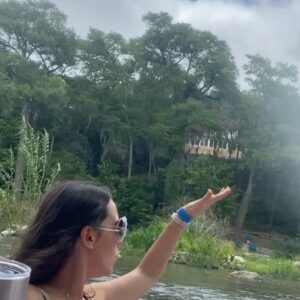 Laura Ashley Samuels Instagram - Floating the River with my sissy lions 🦁 I’m shocked that as a Texan, I haven’t done this before??? Because it’s freakin awesome.