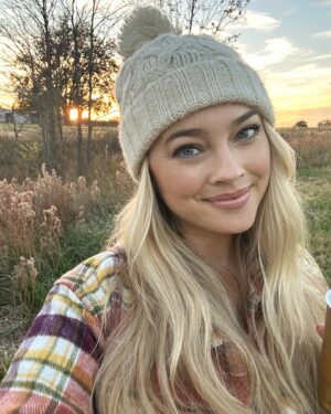Laura Ashley Samuels Instagram - Family, fireworks, and all the food 🦃🍁🌻 It’s good to be home