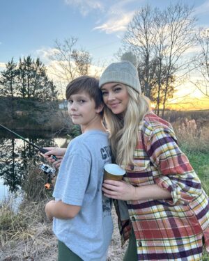 Laura Ashley Samuels Instagram - Family, fireworks, and all the food 🦃🍁🌻 It’s good to be home