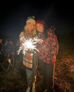 Laura Ashley Samuels Instagram - Family, fireworks, and all the food 🦃🍁🌻 It’s good to be home