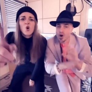 Laura Bilgeri Instagram - SURPRISE- NEW RELEASE 🎵🫶🏻 so excited to be collaborating with the amazing swiss reggae artist @dodo_music ✨ ‘WAS DU LIEBST’ - OUT NOW!!! 
Big thank you to the wonderful team…such a blast working with you all 🫶🏻 @marco_bigj_jeger @markus_starship 
.
.
#reggae #music #newrelease #wasduliebst #dodo #laurabilgeri