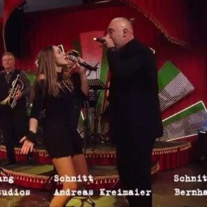 Laura Bilgeri Instagram - musical throwback thursday 🎵 such a huge blast performing ARCADE live with the one&only @big.g.orgy & der fantastischen Dienstag Nacht Kapelle  @mightystuebsi bei @willkommen_oesterreich 🤘 💥 ROCK’N’ROLL BABYYYY!! Und nochmals DANKE an ALLE ♥️🙏🎵🥳😍💥🤘✨ 
•
•
#willkommenösterreich #live #fun #music #happy #tbt