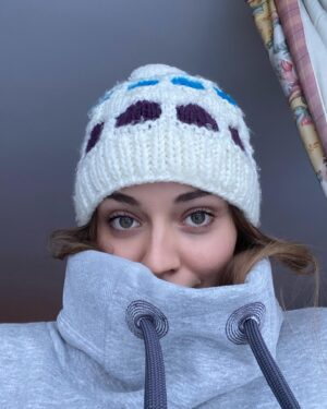 Laura Bilgeri Instagram - big sweater weather 🩵☺️