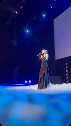 Laura Bilgeri Instagram - The Best of James Bond ~ Live at Festspielhaus Bregenz 🎤🎵🖤
•
dress by @mirimari_fashion 
•
#007 #concert #live #festspielhaus