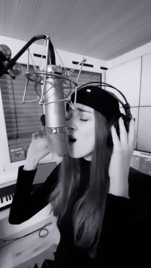 Laura Bilgeri Instagram - in the studio for WAS DU LIEBST- OUT NOW ❤️‍🔥🎶 @dodo_music 🥰
.
.
#wasduliebst #feature #dodo #laurabilgeri #raggaemusic #fun #love #collaboration #outnow