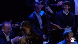 Laura Bilgeri Instagram - I’ve got a crush on you - live with the wonderful Alexander Ehrenreich Big Band at Porgy&Bess 🎵🥀 
@alexander_ehrenreich 🎷 @gigacherclemens 🎻 @tobiasfaulhammer 🎸 
.
.
#bigband #jazz #porgyandbessvienna #alexanderehrenreichbigband #laurabilgeri #singing #music #love