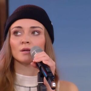 Laura Bilgeri Instagram - Shadows LIVE beim ZDF MORGENMAGAZIN 🧡🎵 Großes DANKE AN ALLE ♥️🎵✨🙏 @lucasbitschnau 🎸@he_n_zl 🎹 @fivediamondspr  @ladyziska @stephaniekrafti 
•
•
#shadows #promo #zdf #live #music #laurabilgeri #bbsoundz #berlin #love