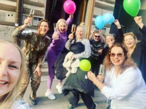 Laura Birn Instagram - My friends and family ❤️🎂🎈
I thought I was going to spend a silent weekend at the countryside, but instead.. 
😍✨🥳🥂🍦💝💋💫🍓🎉
#suprisebirthday #mökkikampaus  #40andfabulous