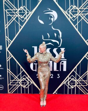 Laura Birn Instagram - A happy dancer at the Finnish Film Awards 🙋🏼‍♀️🥂✨

Million kisses for the best team behind the look💋
@mertotsamoofficial 
@jennyjanssonmakeup 
@aj.studio.freda 
@skinbyanne