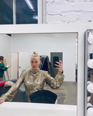 Laura Birn Instagram - A happy dancer at the Finnish Film Awards 🙋🏼‍♀️🥂✨

Million kisses for the best team behind the look💋
@mertotsamoofficial 
@jennyjanssonmakeup 
@aj.studio.freda 
@skinbyanne