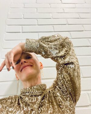 Laura Birn Instagram - A happy dancer at the Finnish Film Awards 🙋🏼‍♀️🥂✨

Million kisses for the best team behind the look💋
@mertotsamoofficial 
@jennyjanssonmakeup 
@aj.studio.freda 
@skinbyanne