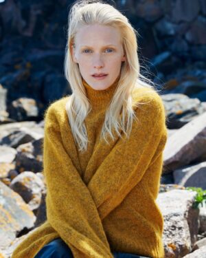Laura Birn Instagram - A beautiful day some summers ago for @ellefinland 💛

📸 @mikkoryhanen 
muah: @emmabentleymakeup 
style: @millamuurimaki