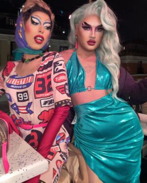 Laura Corbacho Instagram - Con Miss Todo en el desfile de la Navarrete 

Te quiero tía 

Outfit Maca  @surmadesigns 
Outfit Jene @moschino @cartier 

#drag #dragqueen #fashion