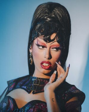 Laura Corbacho Instagram - Entering my villain era 🦇💋

Look styled by me
Sleeves by @adrxworld 
Wig by @garciamartinezbrais 
Nails: @borjjnails 
Photo: @gonzagallego