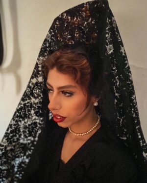 Laura Corbacho Instagram - La reina del viernes santo 🥀🙏🏽🖤
Outfit completo de mi abuelita que tenía muchas ganas de verme de mantilla y yo de que me pusiera este lookazo y me enseñase todos los detalles ❣️
La foto la hicimos en la iglesia de mi Pueblo que es donde empecé a ser monaguilla pa ponerme vestido 🤭
Y ahora estoy aquí en la misma iglesia hecha toda una mujer y con los atuendos que se me negaban de pequeña porque estaban destinados a las mujeres
Y la verdad es que estoy guapísima 💋