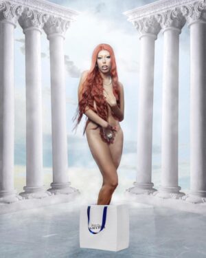 Laura Corbacho Instagram - ✨El nacimiento de Jeneva ✨

Reinterpretación del nacimiento de Venus pero con un cuerpo trans:
Cuerpos que son escondidos para no escandalizar, o que solo se pueden enseñar orgullosos cuando hemos hecho los cambios convenientes para encajar en la sociedad.
Cuerpos que supuestamente están mal y hay que cambiar, esos cuerpos que provocan morbo y dudas, esos cuerpos que cambian por las hormonas o que tienen que pasar por cirugía para ser leídos por la sociedad como correctos. Nos hacen querer esconder nuestro cuerpo o querer cambiarlo para poder sentirnos orgullosas de él.

En esta imagen no solo quería mostrarlo, quería hacer ver que además de ser cuerpos válidos,sean como sean, las mujeres trans somos literalmente diosas del Olimpo saliendo de una bolsa de Jean Paul Gaultier, así es como debería vernos la sociedad y nosotras mismas, como unas luchadoras que nos convertimos en diosas por todo lo que tenemos que aguantar. A pesar de tener mucho en contra aún seguimos aquí, existiendo y luchando por ser en igualdad, aguantando los comentarios que tenemos que escuchar diariamente, superando diariamente la disforia que la sociedad nos crea, aguantando que nos rechacen continuamente por nuestra identidad en todos los ámbitos, hartas de aguantar insultos callejeros o personas cambiándote el nombre y hablándote con unos pronombres que te hacen sentir algo que no eres y aún así luchando día a día por tener la  autoestima alta y vernos como las diosas que somos aunque la sociedad intente hacernos creer lo contrario. 
SOMOS UNAS LUCHADORAS Y UNAS DIOSAS Y QUE NUNCA NADIE OS HAGA CREER LO CONTRARIO ✊🏽

Photo and edit: @sergiovvelarde 
Makeup: @diormakeup 
Inspo: @violetchachki