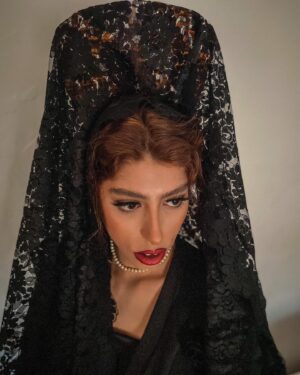Laura Corbacho Instagram - La reina del viernes santo 🥀🙏🏽🖤
Outfit completo de mi abuelita que tenía muchas ganas de verme de mantilla y yo de que me pusiera este lookazo y me enseñase todos los detalles ❣️
La foto la hicimos en la iglesia de mi Pueblo que es donde empecé a ser monaguilla pa ponerme vestido 🤭
Y ahora estoy aquí en la misma iglesia hecha toda una mujer y con los atuendos que se me negaban de pequeña porque estaban destinados a las mujeres
Y la verdad es que estoy guapísima 💋