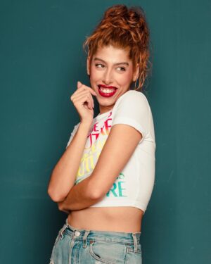Laura Corbacho Instagram - Unas fotitos tontorronas fuera de Drag que hicimos para renovar mi página en @gosuafilms 
Y para recordarme que fuera de Drag soy un mujerón y una actriz de escándalo, aunque a veces se me olvide.

Hace tres años cuando hice Paquita Salas, luchaba porque nos llamasen a las actrices trans para interpretar los personajes trans (que menos) y ya parece que ese mensaje llegó a la sociedad después de mi capítulo de Paquita, de la veneno, de mucho luchar y dar guerra y gracias obviamente a @javviercalvo y @soyambrossi por transmitir tan bien ese mensaje. 

Pero ahora parece que la sociedad de nuevo nos ha encasillado y solo podemos hacer eso. Y ahora toca luchar por que nos dejen hacer cualquier papel como a cualquier actor o actriz. 
Siempre agradecida de estar donde estoy por supuesto (y que no paren de llegar las oportunidades de cualquier tipo porfavor) pero al final del día realmente quiero ascender como actriz y esto es difícil si solo interesamos para hacer papeles pequeños y trans (Que repito, agradecisima) pero también quiero hacer papeles de todo tipo!!!!! Tanto yo como todas las actrices y actores trans que se podrán identificar con esto seguramente.
Así que nada a seguir luchando hermanas, y a seguir formándonos para que brillemos tanto que no nos puedan negar. 
Hemos conseguido cosas pero aún nos falta mucho para ser tratadas como igual en esta industria.

Gracias a mi queridísimo @gonzagallego por las fotitos, esta sesión fue súper terapéutica 🥰