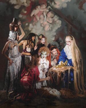 Laura Corbacho Instagram - Ahora si que ha llegado la navidrag 🎄💁🏽‍♀️
 
Recreación de "El nacimiento de Jesús" (1618) Cornelis de Vos

- Fotografía y edición: @gonzagallego
- Dirección creativa: @garciamartinezbrais
- Dirección de arte e ilustración: @prince.of.day
- Estilismo: @feruladedescarga
- Peluquería: @andrea.delarco   @garciamartinezbrais   @andreaegidomuah
- Asistente: @isasis.n
- Cast: @jenevagina @gadyola @saintofsaga @la_sussi_ @_satanasa @ccarvento @itspollyspan
- Agradecimientos: @15segundos_agencia @guillermodecimo @gema_dlara @digital_distortion666