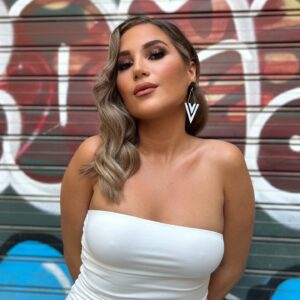 Laura Gallego Cabezas Instagram - Hoy mi Ale me ha puesto guapa pa mi conci de Fuengirola.. Ha sido precioso! Mil gracias ❤️

💆🏼‍♀️💄 @alejandro_makeup_art