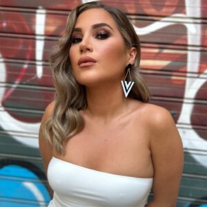 Laura Gallego Cabezas Instagram - Hoy mi Ale me ha puesto guapa pa mi conci de Fuengirola.. Ha sido precioso! Mil gracias ❤️

💆🏼‍♀️💄 @alejandro_makeup_art