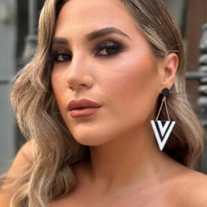 Laura Gallego Cabezas Instagram - Hoy mi Ale me ha puesto guapa pa mi conci de Fuengirola.. Ha sido precioso! Mil gracias ❤️

💆🏼‍♀️💄 @alejandro_makeup_art