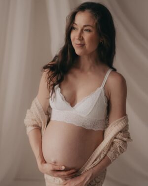 Laura Lepistö Instagram - Pieni takaisinheitto vielä raskausaikaan, sillä haluan nostaa sieltä pari mua niin paljon auttanutta, suurella sydämellä työtään tekevää naisyrittäjää.❤️✨ Sellasia turvaihmisiä, joita tarvitsee henkiseksi tueksi matkalle, kun keho ja mieli saattavat tuntua vierailta ja kaikki vähän epävarmalta. Heidän palveluiden pariin päädyin tuttujen suosittelujen kautta, joten tästä kapula eteenpäin:😘

💛Äitiysfysioterapia Katriina Pohjola @kehontarina @suhkmama : Katriinan kanssa on kuljettu kummatkin raskaudet. Eniten apua kaipasin raskausajan liikuntaan että tekee asiat oikein, sekä jälkitarkastuksessa tsekattiin miten aloittaa taas kehon herättely ja paluu treenaamiseen ja luisteluun. *käynnit saatu

💛Synnytysvalmennus ja raskausajan jooga @hamikuikka : Hamin joogatunti on kuin lämmin halaus! Ja synnytysvalmennus (kumppanin kanssa) aivan timanttinen. Sen jälkeen synnytystä alkoi oikein odottamaan yhteisenä kokemuksena, ja mieli oli rauhallinen ja odottava. Hamilta vuokrasin myös tens-laitteen, joka oli mulle nopean synnytyskokemuksen ylivoimainen pelastaja. 

💛 @hoitolaorganicspirit on alan pioneeri kaikkeen mahdolliseen kehon hoitoon ennen tai jälkeen synnytyksen. Myös vauvalle tai koko perheelle. Itse kävin Anna Doepelilla raskausajan osteopaattisessa hieronnassa, ja varaukset oli LA-viikolle synnytyksen stimulointihoitoihin niin osteopatialla kuin akupunktiollakin, mutta synnärille lähdettiinkin jo ennen niitä.😅 Annalla olen käynyt sekä maksavana asiakkaana että yhteistyön kautta.

Vinkkaa alle jos sulla on nostaa timanttisia turvaihmisiä ketä suosittelet muille.🥰

📷: @studioemmahuttu 

#raskaus #äitiysfysioterapia #lantionpohjanfysioterapia #raskausjooga #synnytysvalmennus #synnytys #tenslaite #organicspirit #raskaushieronta #osteopatia #akupunktio #vyöhyketerapia #joulukuiset #joulukuiset2023 #pregnancy #bumpphoto