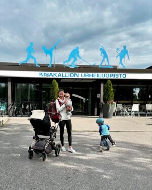 Laura Lepistö Instagram - Välillä mietin että voishan sitä vauvavuotta toisellakin tapaa viettää.🤪🌪️⛸️ Mutta enpä vaihtais hetkeäkään, vaikka yrittäjänä vanhempainvapaa tuntuu aika suhteelliselta käsitteeltä. Ehkä vähän tummemmat silmänaluset kuin takavuosien leireillä mutta ihan parasta että näitä saa edelleen tehdä.🫶🏼 

#lauranleirit #taitoluistelu #vauvavuosi #huoltojoukot #kisakallio #tanhuvaara