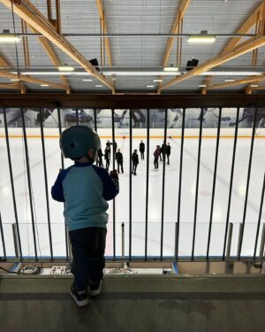 Laura Lepistö Instagram - Välillä mietin että voishan sitä vauvavuotta toisellakin tapaa viettää.🤪🌪️⛸️ Mutta enpä vaihtais hetkeäkään, vaikka yrittäjänä vanhempainvapaa tuntuu aika suhteelliselta käsitteeltä. Ehkä vähän tummemmat silmänaluset kuin takavuosien leireillä mutta ihan parasta että näitä saa edelleen tehdä.🫶🏼 

#lauranleirit #taitoluistelu #vauvavuosi #huoltojoukot #kisakallio #tanhuvaara