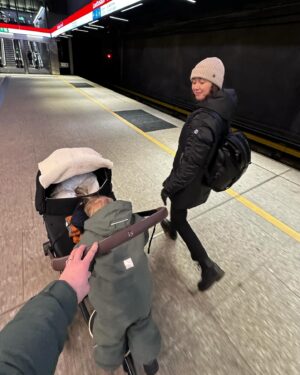 Laura Lepistö Instagram - Ehdittiin sittenkin haistelemaan vielä joulutunnelmaa. Ja starttaamaan kenties yks perheen jouluperinne💫❤️

Tänään tuntui myös että ehkä elämä alkaa vielä voittamaan tässä uudenlaiseen perhedynamiikkaan sopeutumisessa.. 😮‍💨❤️

#joulu #christmasmarket #tuomaanmarkkinat