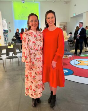 Laura Lepistö Instagram - Kuvasatoa viikolta💛✨📚

Eniten on lämmittänyt mieltä teidän palaute, ja että kirjan aiheet resonoi ja antaa valtavasti ajatuksia!🥹❤️ Jopa asiantuntijoilta. Jatketaan todellakin keskusteluja!

Tän päivän @iltasanomat on myös etukäteen tehty laajempi artikkeli. Juttu oli hyvin tehty, mutta ainahan niiden aiheiden kontekstin ymmärtää vaan kirjaa lukien.

Kirjan voit tilata suoraan minulta signeerattuna (linkki profiilissa), tai löydät sen kirjakaupoista sekä kuuntelupalveluista ainakin @bookbeat.fi , @storytel_fi ja @podimo_fi . Nyt viettelemään rennompaa viikonloppua😮‍💨😂❤️

👗P.s. Koska tätä on kysytty tärkeänä yksityiskohtana niin valtavasti, niin mun mekko on @aarikka !😁 Ihana Verla, tän kevään mallistoa.😍❤️ *pr-lahja 

#voittavamieli #kirja #kirjagram #tammikirjat #elämäkerta #taitoluistelu #urheilu #urheilupsykologia