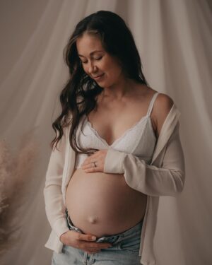 Laura Lepistö Instagram - Tähän vatsan paijailun äärelle on pysähtynyt murto-osan verran esikoisen odotukseen verrattuna.🧡

Toisaalta siihen havahtuu nyt haikeudella, ja toisaalta tuntee jännänlaista syyllisyyttä siitä etten koe nauttineeni tästä raskaudesta kovinkaan. Ristiriitaiset tunteetkin on kai sallittu, kun seilaa tässä perheen, työuran edistämisen ja itsensä haastamisen, oman ajan ja sosiaalisen elämän tasapainoilussa. Silti niin äärimmäisen onnekas ja kiitollinen olo että ollaan nyt tässä – enkä ole ikinä ajatellutkaan ettäkö ristiriitaiset tunteet vähentäisi mitenkään onnellisuutta. Niitähän tää elämä on vaiheineen täynnä. Uutta vaihetta kohti.✨

📷: @studioemmahuttu 

#raskaus #pregnancy #joulukuiset #perhe #vanhemmuus #studioemmahuttu