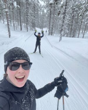 Laura Lepistö Instagram - Ei helmikuuta ilman hiihtodopamiinihöyryselfietä☝🏼😂

#hiihtoniilot #aijjjettä #lappilove #helmikuu #hiihto #xcskiing #ylläs