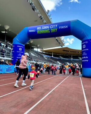Laura Lepistö Instagram - Ilmassa on suuren urheilujuhlan tuntua🥳🏅💛

Aijai tekispä ens vuonna mieli vetää vielä parikymppiä pidempikin reitti näissä karkeloissa.🙊🤩

#hcrd #minimarathon