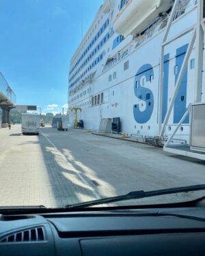 Laura Lepistö Instagram - Eka vuorokausi karavaanarielämää✅🛳️🇸🇪

Memory lanella suoraan 90-luvun lapsuuden risteilyihin ja glitter-kasvomaalauksiin.🤩 Miten se pallomeri onkin aina vaan niin pop?🫧

Katellaan eka yöpyminen vielä autossa ennen kuin uskalletaan antaa ensifiilisraporttia.😂

#karavaanielämää #karavaanarit