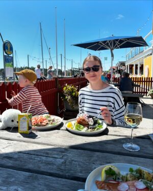 Laura Lepistö Instagram - Eka vuorokausi karavaanarielämää✅🛳️🇸🇪

Memory lanella suoraan 90-luvun lapsuuden risteilyihin ja glitter-kasvomaalauksiin.🤩 Miten se pallomeri onkin aina vaan niin pop?🫧

Katellaan eka yöpyminen vielä autossa ennen kuin uskalletaan antaa ensifiilisraporttia.😂

#karavaanielämää #karavaanarit