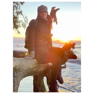 Laura Mennell Instagram - Wishing you all a wonderful and beautiful New Years.... let’s see where 2021 takes us. 
#📷 :  @solomanartist 
.
.
.
.
.
.
.
.
#onwardandupward #newyears #2021 #2020hindsight #byebye2020 #getoutside #lauramennell #projectbluebook #mimihynek #newyearnewme #natureheals #wreckbeach