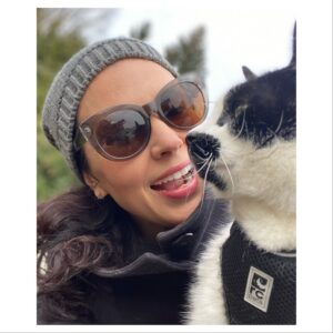 Laura Mennell Instagram - It’s getting chilly outside, so I’ve been cozying up inside, and painting my cat, Louie.
@brushofhope’s annual celebrity art auction is happening again soon.  The event helps raise much needed funds for the Atlantic Kidney Foundation.
I’ll post my finished painting of Louie this November, and you can bid on pieces from Nov 1-12th on @ebaycanada from anywhere around the world! 
Can’t wait to share my latest art piece and to help out such a great charity!  Stay tuned… :) 🤍
.
.
.
.
.
.
.
.
.
.
.
#lauramennell #kidneyfoundation  #tuxedocat #artauction #actorsandtheircats #charityauction #kidneyfoundationofcanada #ebay #catsofinstagram #projectbluebookfans #projectbluebook #loudermilk #maninthehighcastle #watchmen #batwoman #batwomanfans #mimihynek #enigma #agirlandhercat #browneyedgirl #canadianactor #rcpets #janeyslater #evelynrhyme